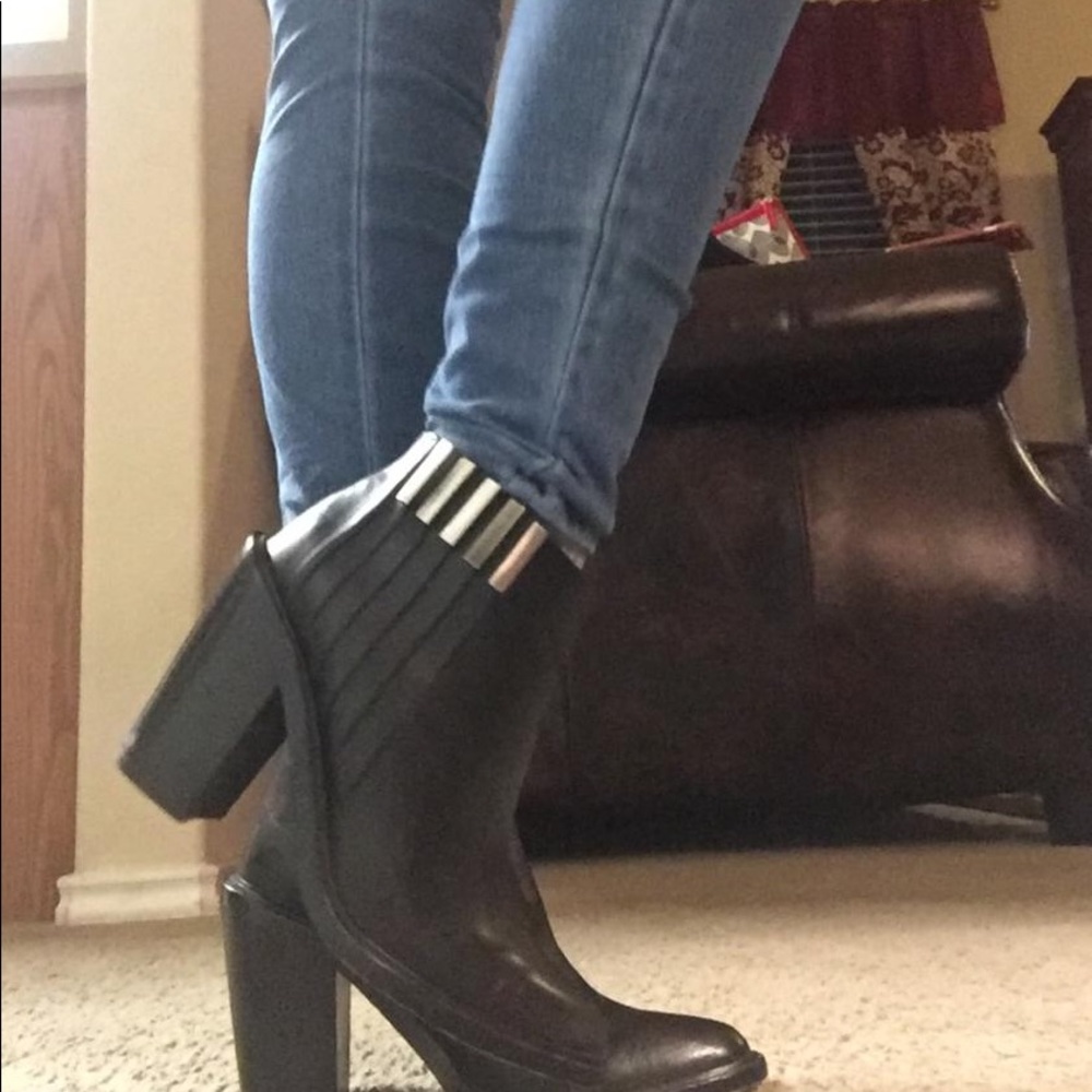 L.A.M.B. Ankle booties leather size 7M